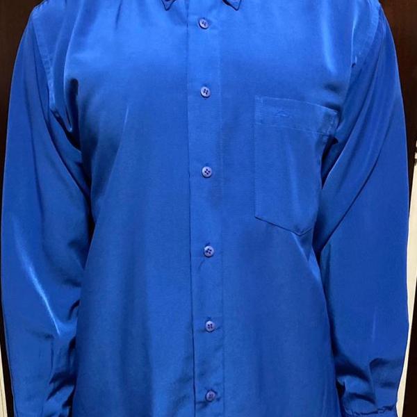 camisa azul acetinada