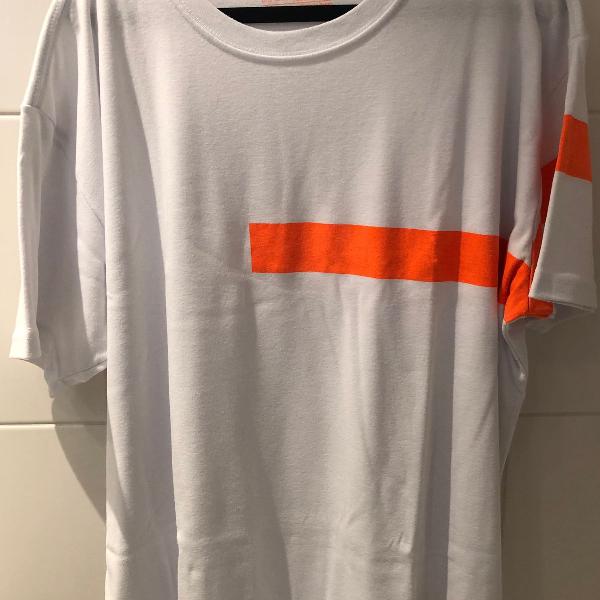 camiseta osklen com faixa laranja