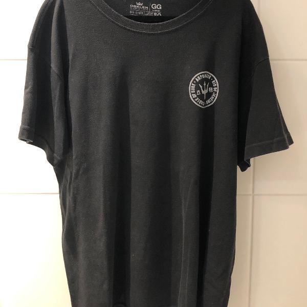camiseta preta osklen com logo de tridente arpoador