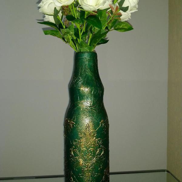 garrafa decorativa com detalhes dourado e envelhecido