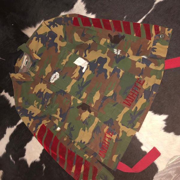 jaqueta camuflada off white