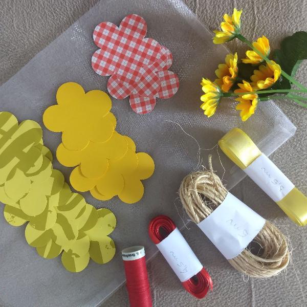 kit artesanato diy 03: flores amarelas e vermelhas + fitas +
