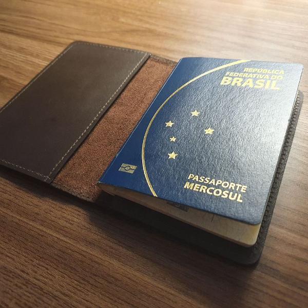 porta passaporte de couro