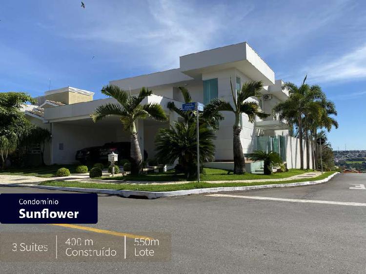 Casa de condomínio para venda possui 400 metros quadrados