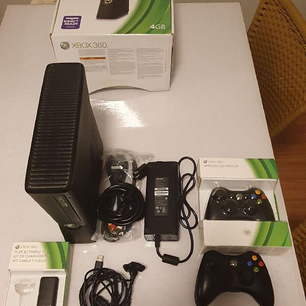 XBOX 360 DESBLOQUEADO + 2 CONTROLES E CARREGADOR