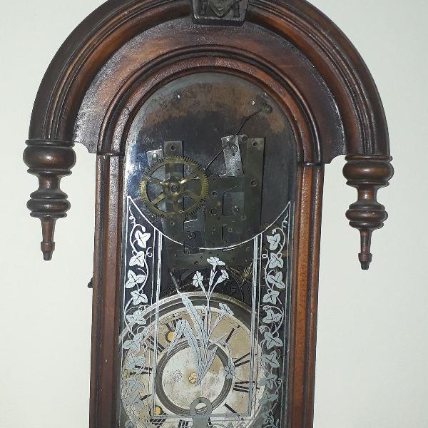 caixa de relógio Capelinha, com relógio Ansonia desmontado