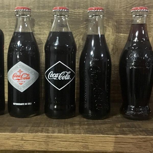 coleção de garrafas antigas coca cola
