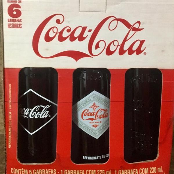 coleção de garrafas antigas da coca cola.