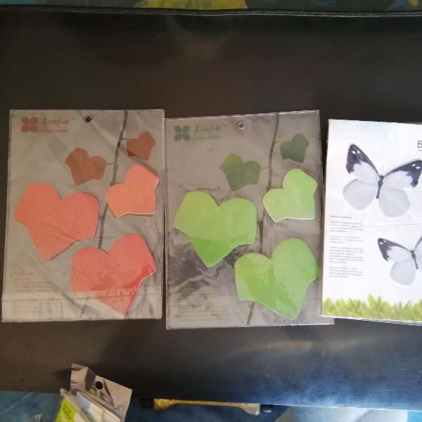 notas adesivas folhas e borboletas