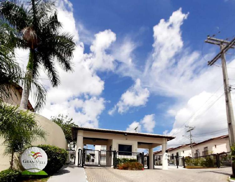 Casa em Abrantes com 2 suítes em condomínio com completa