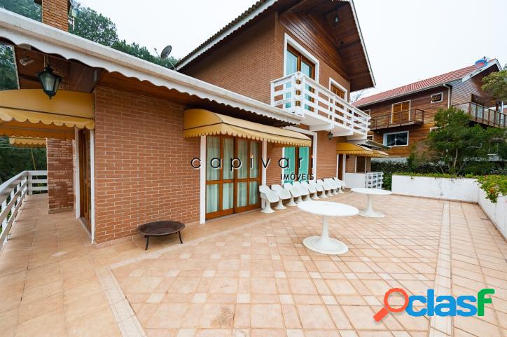 Casa em condomínio fechado com vista para as montanhas.