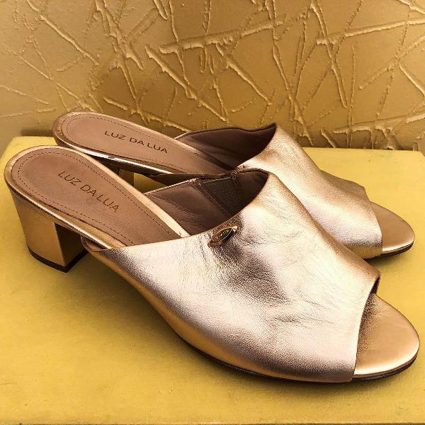 sandalia mule dourada