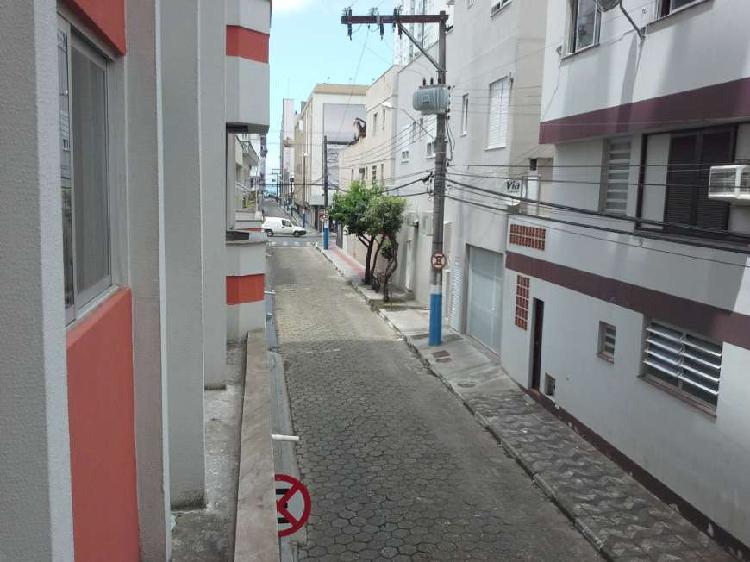 Apartamento com terraço, rua reta ao mar em Balneário