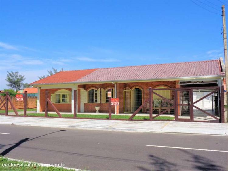 Casa em frente a Praça da Av Ilha Bela