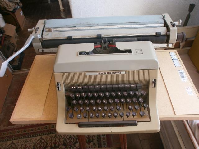 Industrias - Maquina de datilografia Olivetti linea 88 anos