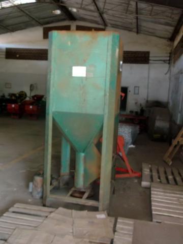 Misturador de ração Nogueira 300kg usado