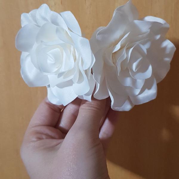 Presilha Etiquette de flores brancas para noivas