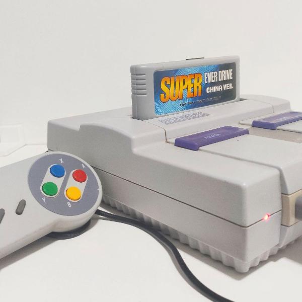 Super Nintendo com 2 controles e o Jogo Super Mario World