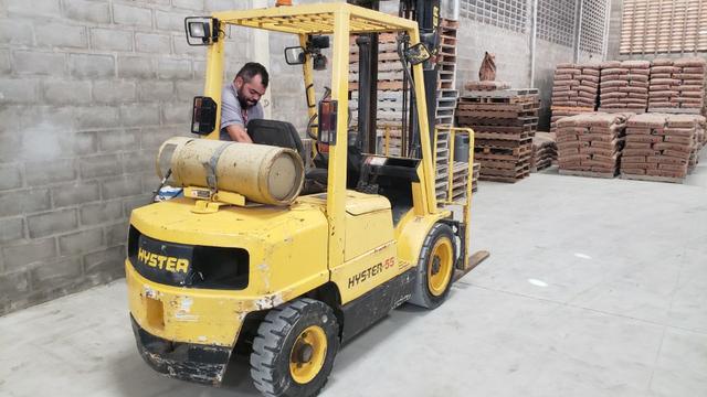 Vendo Empilhadeira SemiNova ? Hyster 55 2Ton