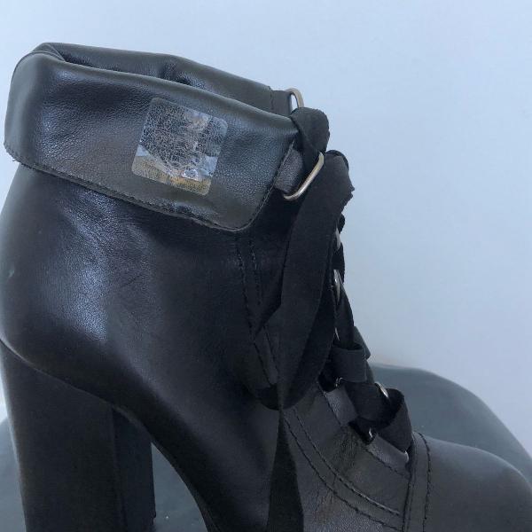 bota estilo coturno marca schutz