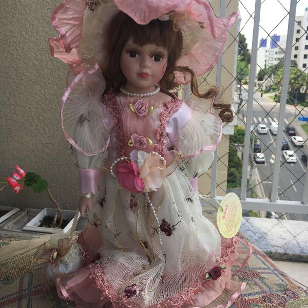 linda boneca vitoriana de porcelana off white bordados rosa
