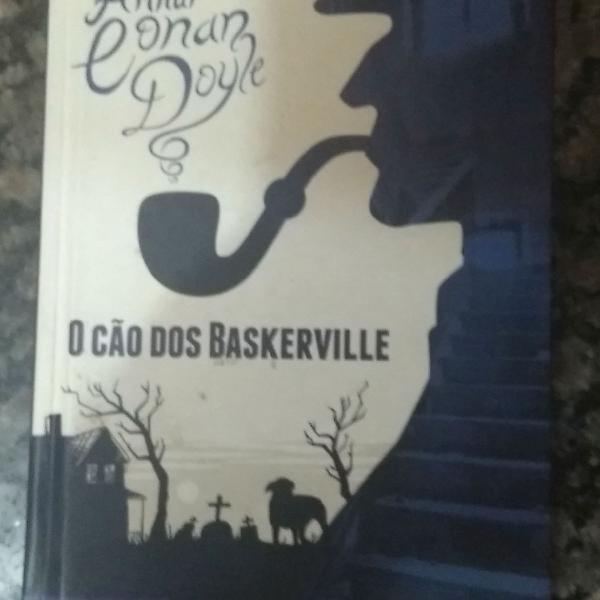 livro * O cão dos baskerville*