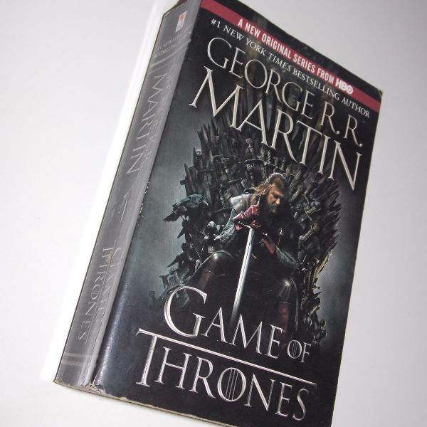 livro game of thrones george r. r. martin em inglês