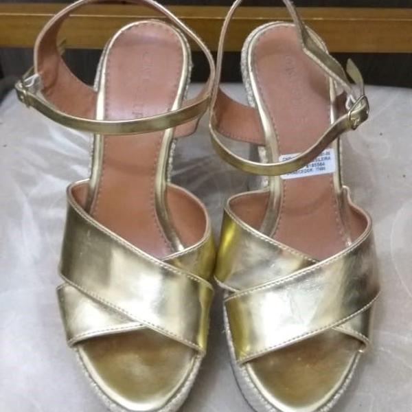 sandalia anabela dourada