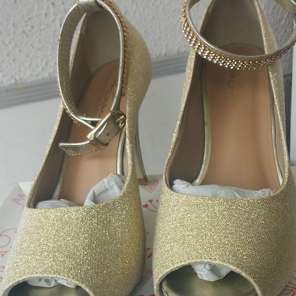 sandália dourada linda e com muito brilho!