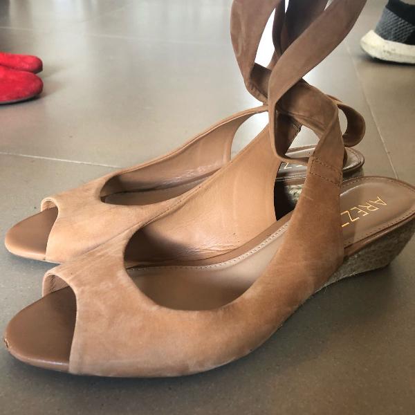 sapato peep toe anabela caramelo camurça arezzo