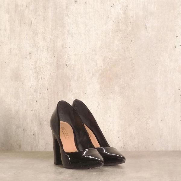 scarpin preto envernizado arezzo