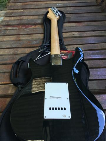 Guitarra Behringer preta