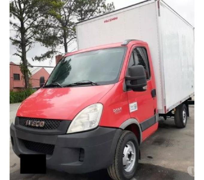 Iveco Daily 35s14 Ano 2013 Com Baú Vermelho