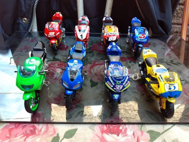 Lote com 8 motos de corrida escala 1/18