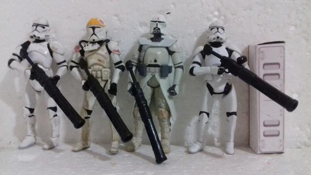 Lote de 4 boneco star wars commander mando + 3 clone