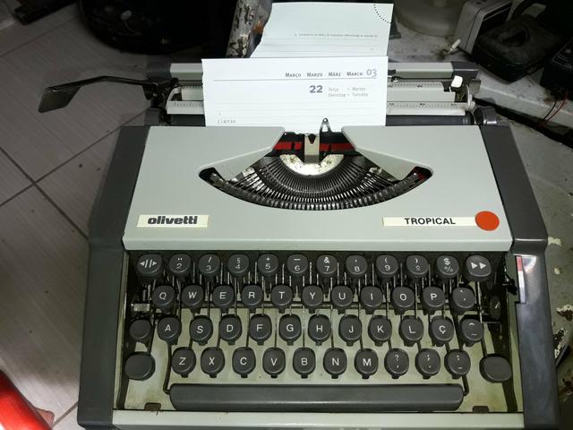 Máquina escrever antiga leia a baixo