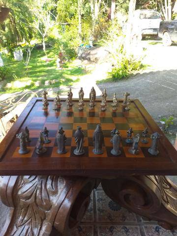 Tabuleiro de xadrez com peças de bronze