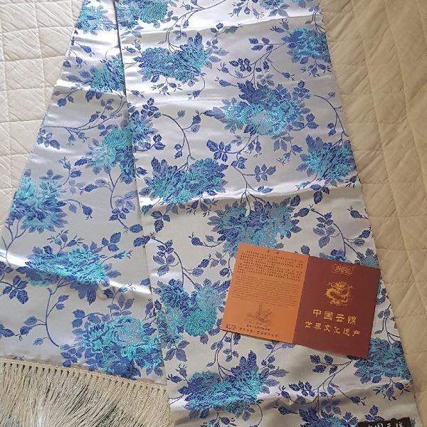 Brocado de seda chinês com estampa floral azul