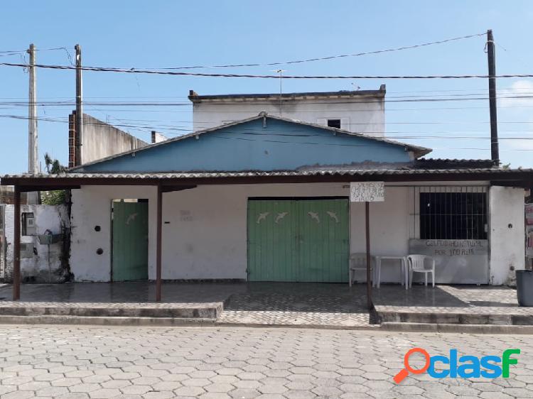 Casa com salão comercial em rua pavimentada em Itanhaém