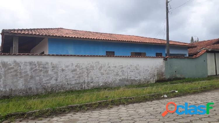 Casa em rua calçada a 350 metros do mar em Itanhaém