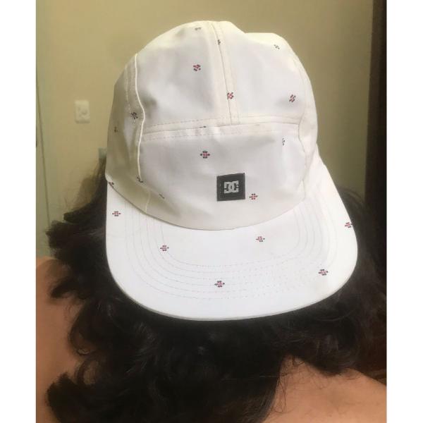 boné dc shoes branco - snap back (nunca usado)