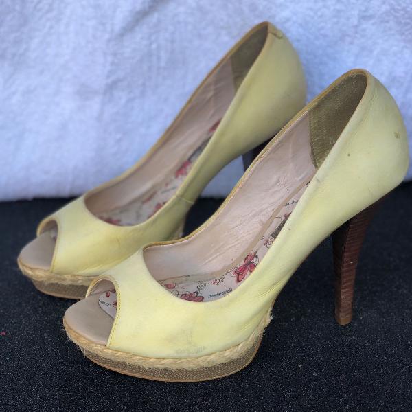 peep toe amarelo