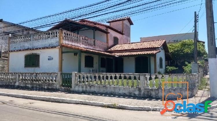 Casa antiga com 4 quartos na Praia da Pitória