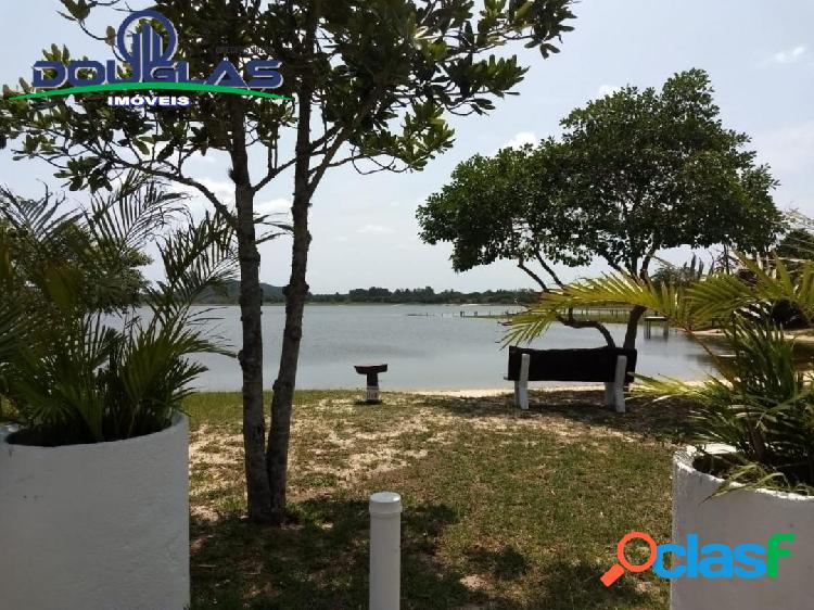 Casa em condomínio com lagoa
