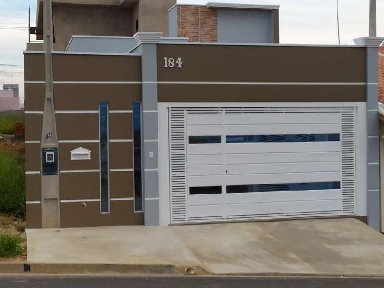 Casa para venda tem 105 metros quadrados com 3 quartos