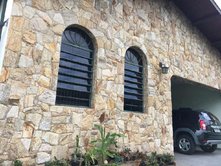 Casa para venda tem 200 metros quadrados com 3 quartos em