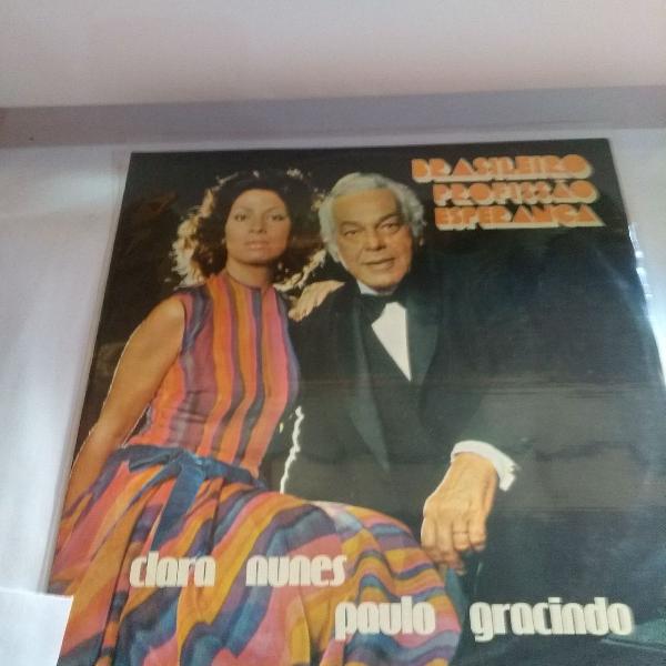LP Clara Nunes e Paulo Gracindo, disco de vinil brasileiro