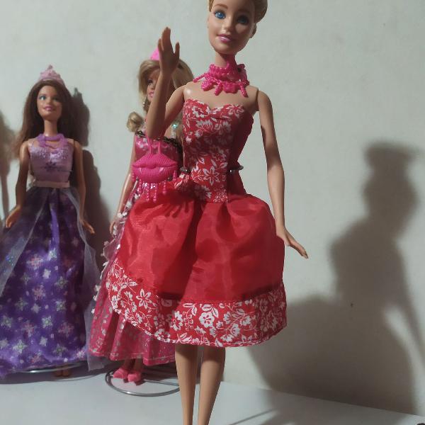 Linda boneca Barbie super fashion com roupa e acessorios