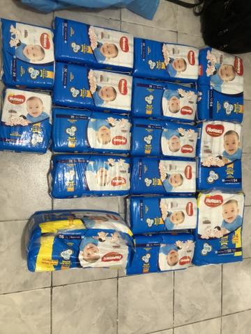 Vendo 13 pacote de fraldas Huggies azul com 32