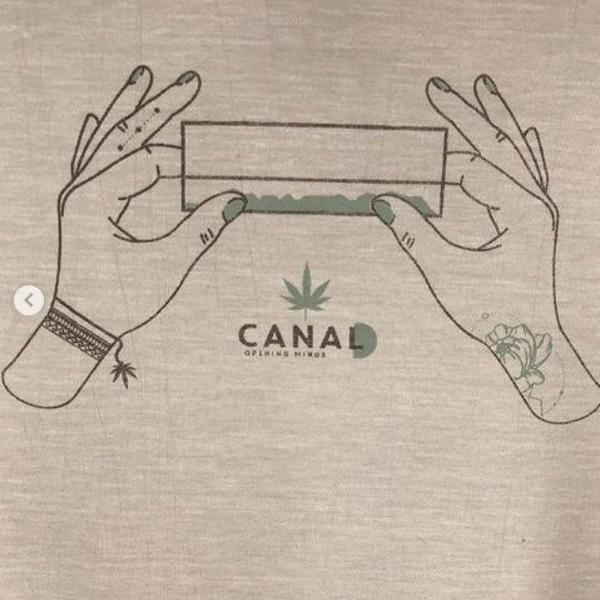 camiseta unissex com efeito fotossíntese marijuana;